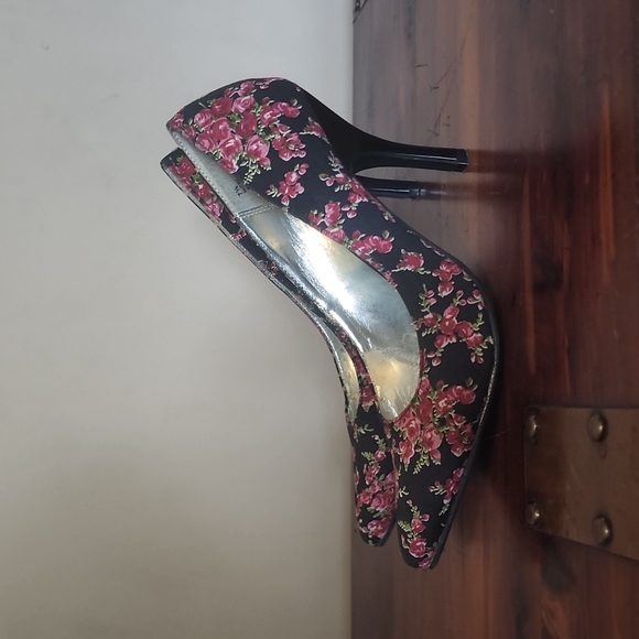 Floral black classic pump - Picture 2 of 7